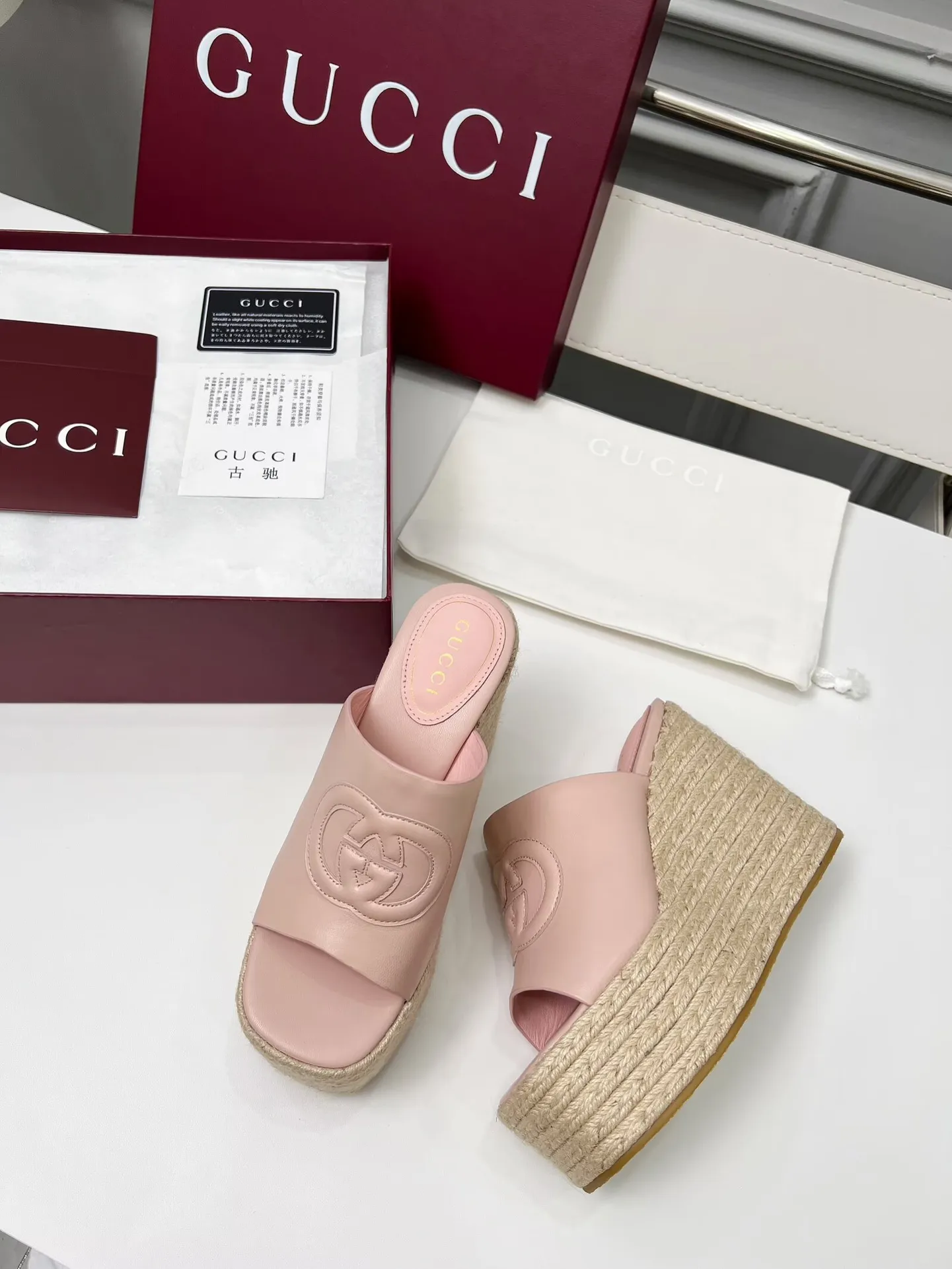 👟👟Ex-factory price 460👟👟 Gucci’s new slippers, fashionable, high-end and full of personality✅ Very stable, comfortable and durable for daily use, convenient and unique for daily matching, a must-have classic for summer, the upper is made of GUCCI brand stitching Fabric: cowhide Lining/feet: sheepskin Platform height: 11cm Color: black, white, brown, burgundy, pink Code number: 35-42 (41 and 42 need to be customized) Packaging: Comes with cloth bag and card.